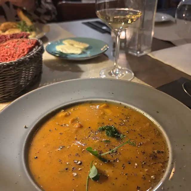 Zupa rakowa w głębokim talerzu